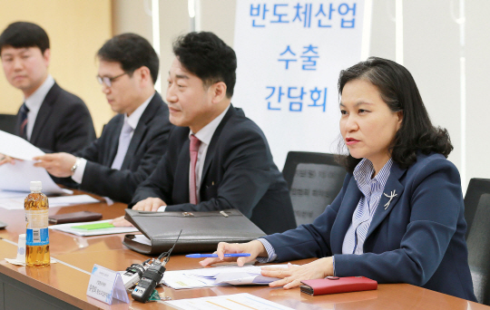 유명희 통상교섭본부장 “조만간 시스템반도체산업 발전전략 발표”