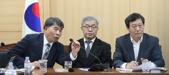 "파업시 대체근로 허용" vs "ILO 비준 기본 의무".. 노-사 평행선