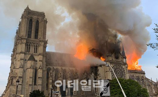 파리 노트르담 대성당, 화재로 소실 위기…마크롱, 담화 취소