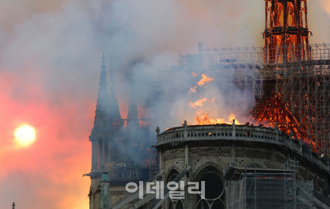 '프랑스 상징' 노트르담, 화마에 휩싸이다…전 세계 '충격'