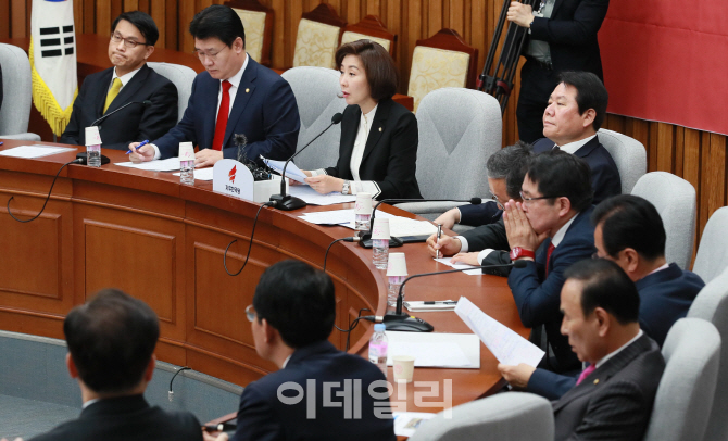 [포토]한국당 원내대책회의, '모두발언하는 나경원 원내대표'