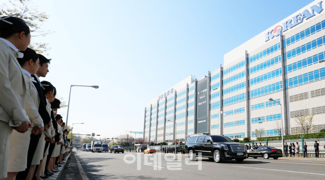 [포토]조양호 한진그룹 회장 배웅나선 대한항공 직원들