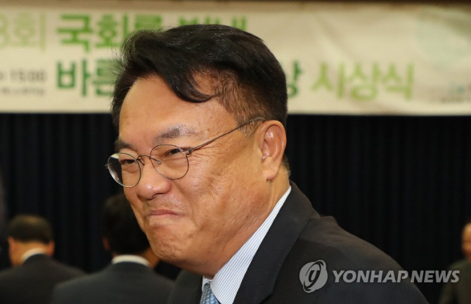 '세월호 막말'로 윤리위 회부된 정진석, '품격언어상' 수상