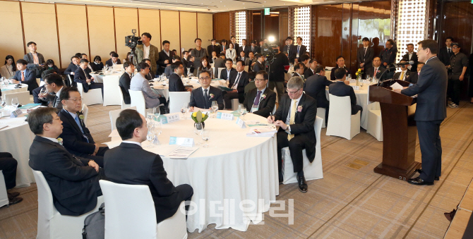 [포토]'제1회 지식재산금융포럼'에서 환영사하는 최종구 위원장