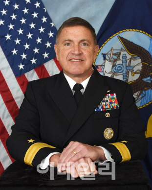 보일 주한미해군사령관에 보국훈장 천수장…한국 이름 '보우해' 선물