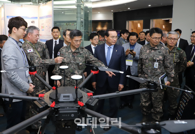 육군, 'AI·드론봇 전투발전 컨퍼런스'…연구성과 발표, 산·학·연 협력 논의