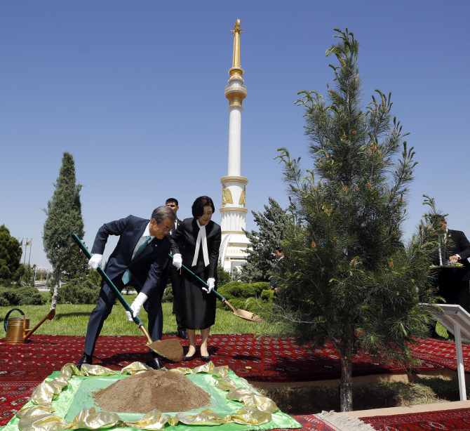 文대통령, 1991년 투르크멘 독립기념 91m 기념탑 헌화