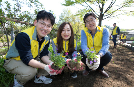 동서식품, 봄맞이 서울숲 가꾸기 봉사활동 진행