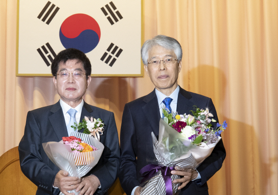 5기 마지막 헌법재판관 조용호·서기석 퇴임…"중립과 균형감" 당부