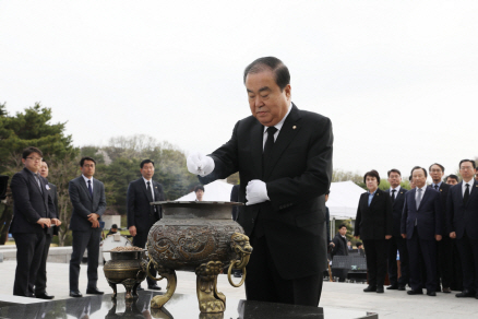 문희상 국회의장, 제59주년 4.19 맞아 국립묘지 참배