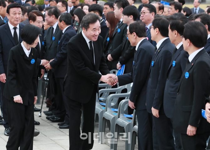 [포토]4·19혁명 59주년, '악수하는 이낙연-이해찬'