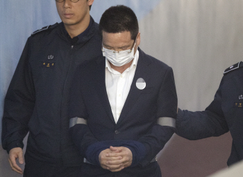'김학의 의혹 키맨' 윤중천, 고개숙인 채 구속심사 법정 출석