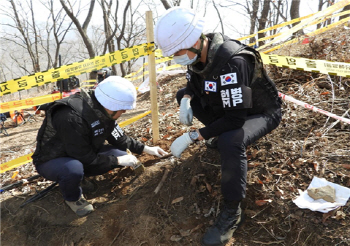 "화살머리고지서 6·25전쟁 전사자 추정 유해 추가 발견"