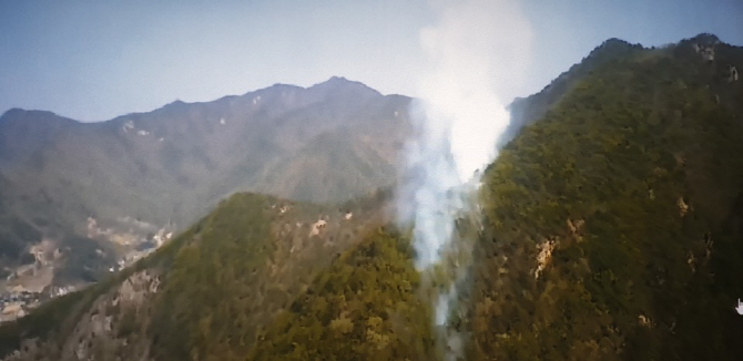 [포토] 계룡산국립공원 산불…피어 오르는 연기