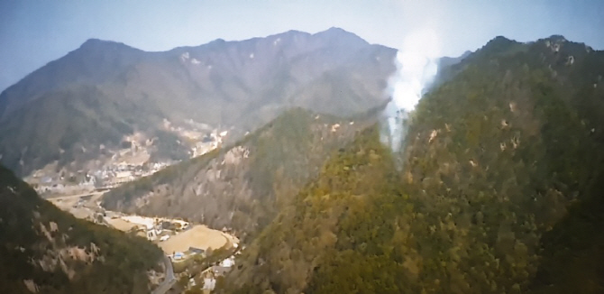 [포토] 계룡산국립공원 산불…피어 오르는 연기