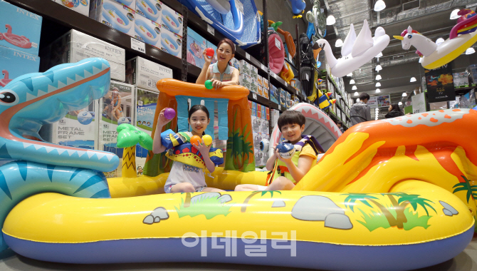 [포토]'물놀이 용품, 미리 준비하세요'