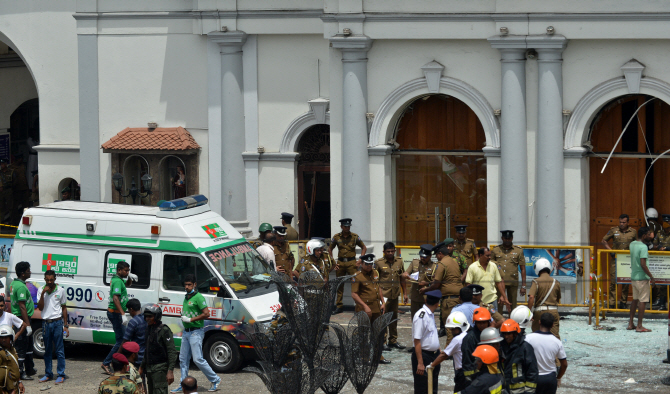스리랑카서 교회·호텔 6곳 연쇄폭발…138명 사망·수백명 부상