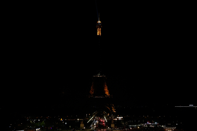불꺼진 에펠탑…스리랑카 테러 희생자 추모