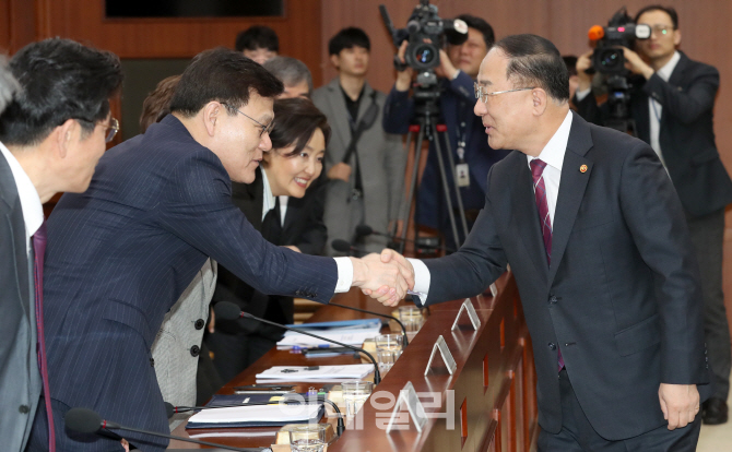 [포토]최종구 금융위원장과 인사 나누는 홍남기 부총리