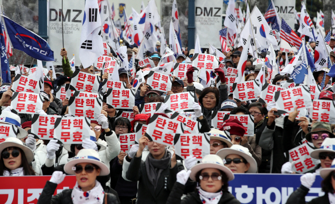 박근혜 석방, 국민 60% 반대…한국당지지층 85% 찬성