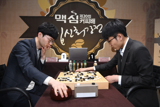 동서식품 ‘제20회 맥심커피배 입신최강전’ 결승 2국, 이동훈 9단 승리