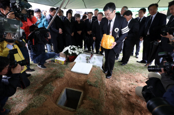 故김홍일, 5.18 舊묘역 임시 안장…"고통 없는 곳서 영면하길"