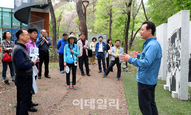 [포토] 교감선생님과 투어하는 박겸수 강북구청장