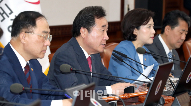 [포토]2019년도 추가경정예산안 관련 국무회의 주재하는 이낙연 국무총리