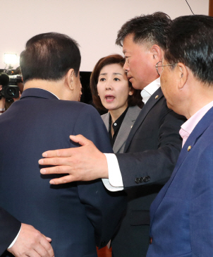 한국당, 의장실로 몰려가 실력행사…문의장, 쇼크로 ‘탈진’