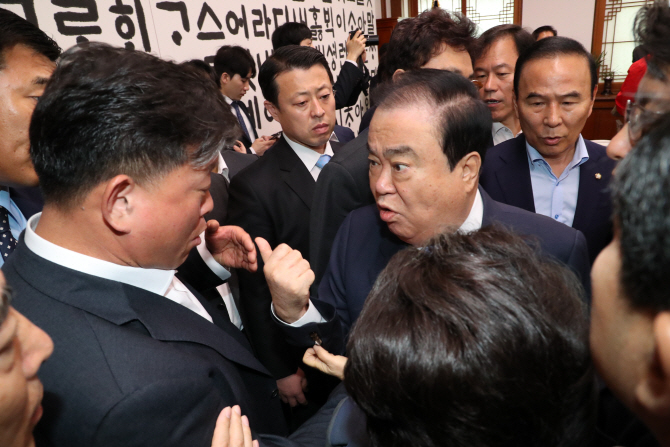 [포토] 문희상 국회의장, 자유한국당 의원들과 설전