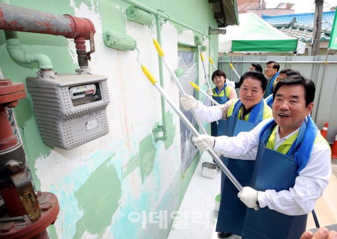 [포토] 농협 봉사활동, 노후주택 집 고치기