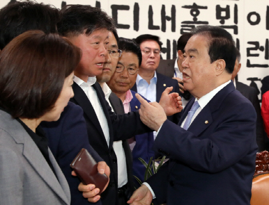 [퇴근길 뉴스]한국당 “오신환 사보임 안 돼” 의장실 점거…문희상 병원행