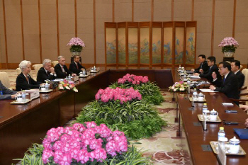 리커창 "경제 우려 여전…감세 정책 이어갈 것"
