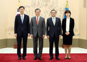 이미선 헌법재판관 부부, '35억 주식' 전량 매각