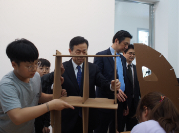 우정사업본부, 전국 298개 복지시설에 재생지 가구 전달