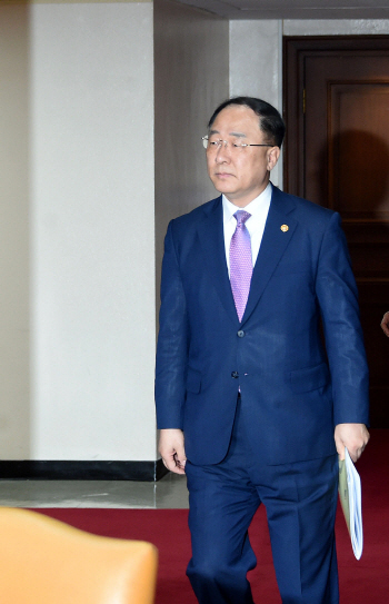 홍남기, 중국 일대일로 포럼 참석차 출국.. "신북방·신남방 정책 소개"