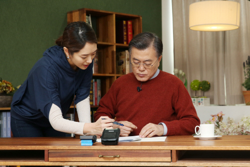 '文정부 첫 여성대변인' 고민정 “논쟁보다는 설득·이해”(종합)