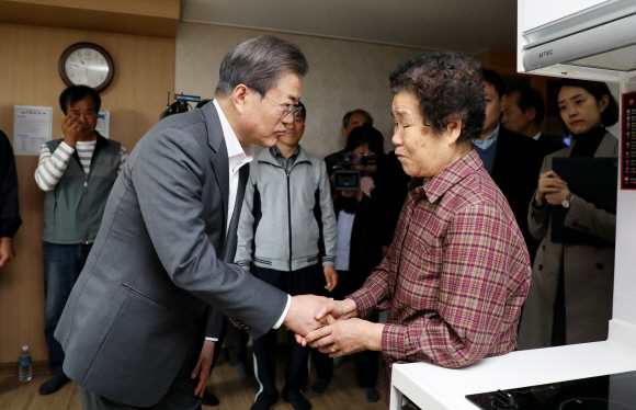 文대통령, 산불피해 이재민 위로…복구현장 방문