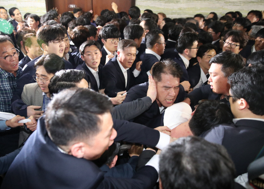 국회 폭력사태, 민주·한국 책임공방 “특수감금에 폭력” vs “빠루 후예”