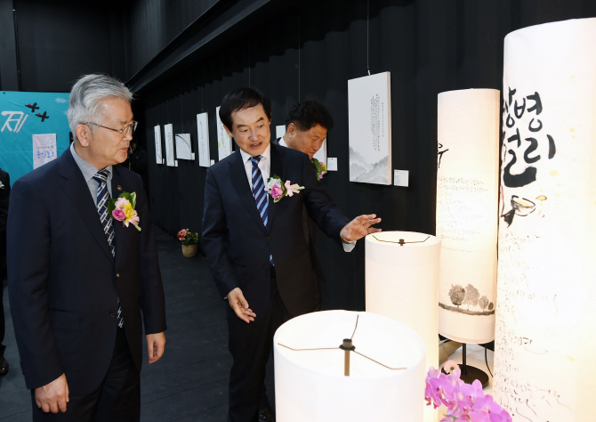 [포토]26일 개관한 '아트캠프' 찾은 안병용 의정부시장