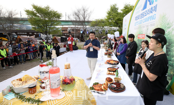 [포토]이데일리 캠핑요리축제 렛츠 고 캠핑, 눈과 입을 사로잡는 음식향연