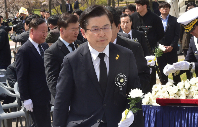 황교안 "차명진·정진석 세월호 부적절 발언, 대표로서 사죄"