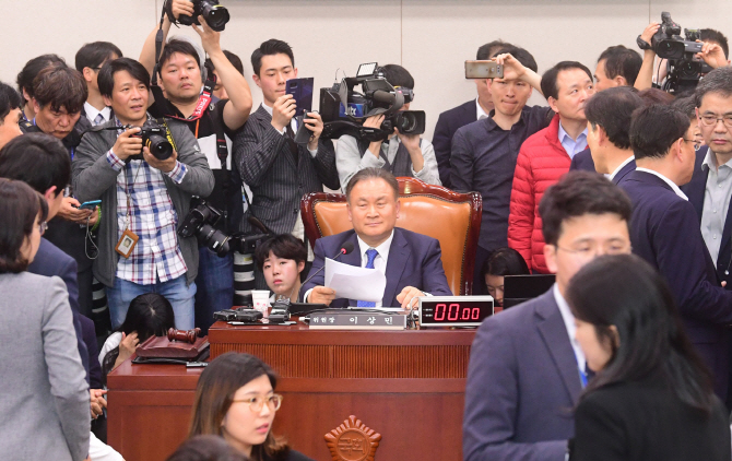 사개특위, 공수처법 패스트트랙 지정…한국당 "무효" 반발