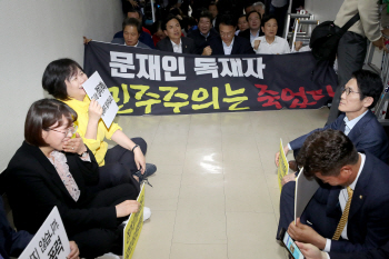 자유한국당 외친 "독재타도"가 "일제타도"로...끝내 빵 터진 이정미