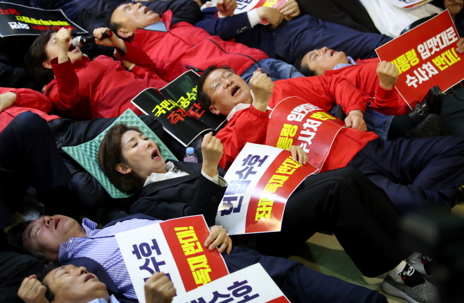 청와대 국민청원 '자유한국당 해산' 100만...홍준표 "의원들 총사퇴하라"