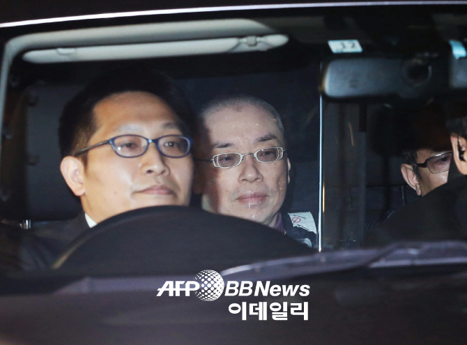 일왕 손자 교실 책상서 흉기 발견…50대 男 용의자로 체포