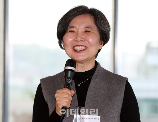 [포토]소감말하는 고희경 홍익대 교수