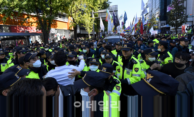 집회 신고하려 몸싸움까지…한 달 전부터 시작된 퀴어축제 갈등