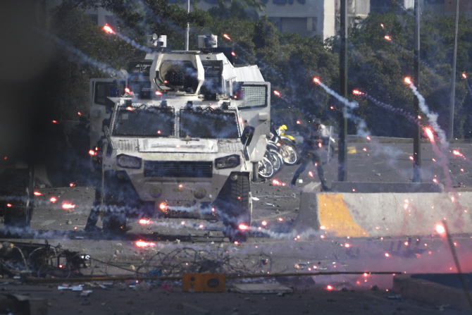 베네수엘라에 울려퍼진 총성…마두로 Vs 과이도 무력충돌