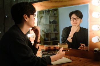 번역가 황석희, '썸씽로튼'으로 뮤지컬 번역 첫 도전